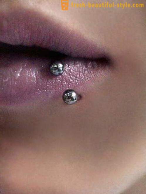 Piercings extrem intim Category:Topless women