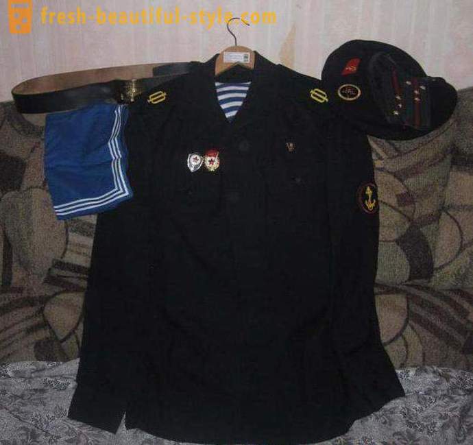 Casual en gala-uniform van de marine