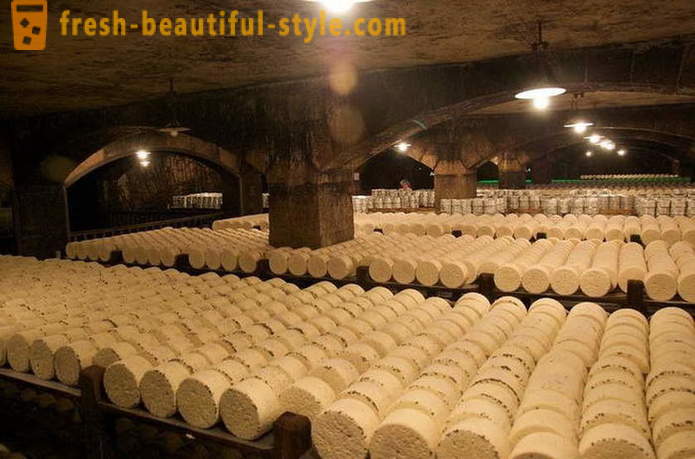 Het productieproces van de Franse Roquefort kaas uit oude recepten