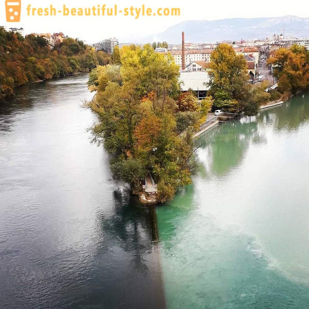 De ontmoetingsplaats van twee rivieren met verschillende kleuren van het water