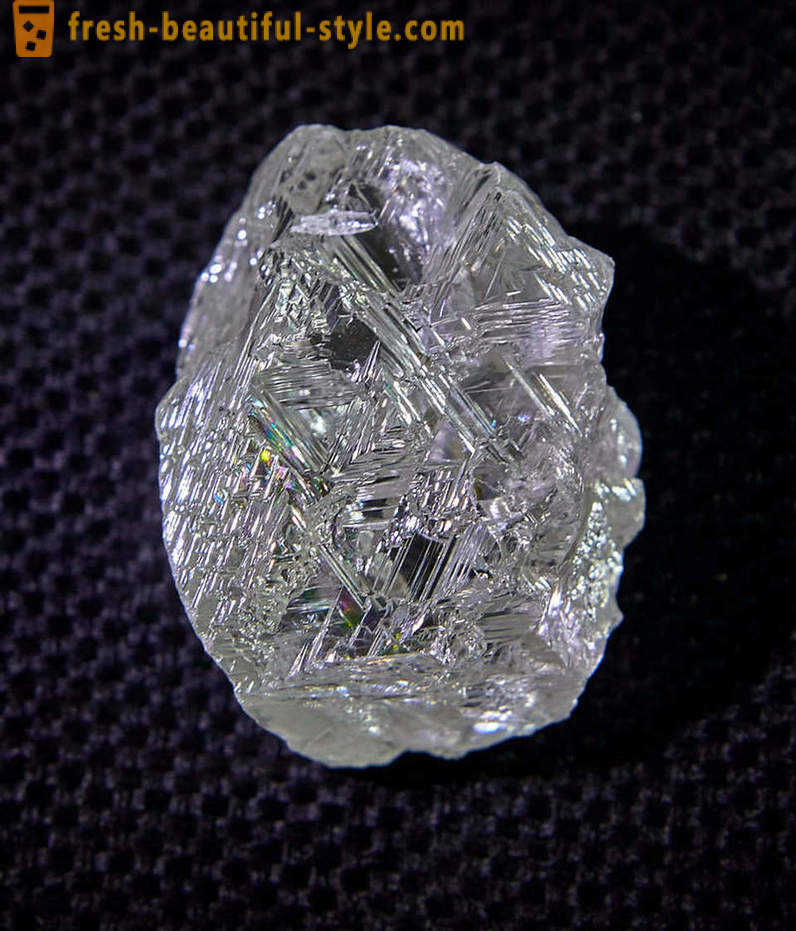 In Yakutia hebben een unieke diamant met een gewicht van bijna 200 karaat gevonden