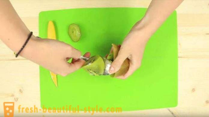 Hoe het fruit schoon te maken, niet je handen vuil