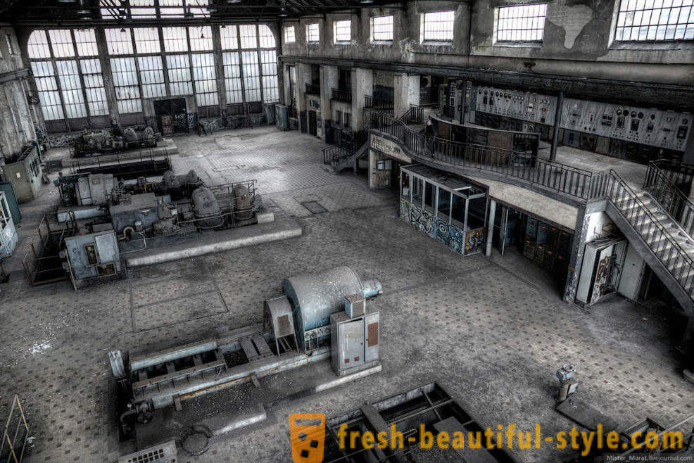 Loop door de verlaten fabriek in België