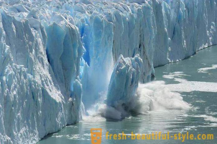 Groenland dorp bedreigd door een enorme ijsberg