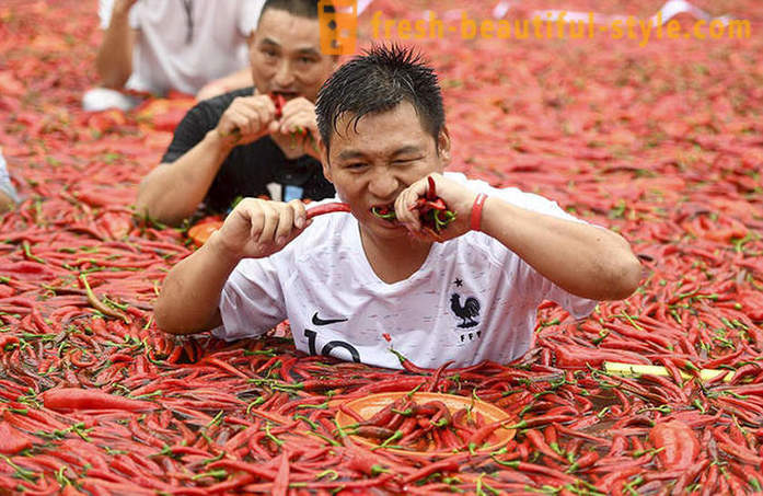Niet voor de zwakkeren van hart: in China was er een wedstrijd eet paprika's voor snelheid