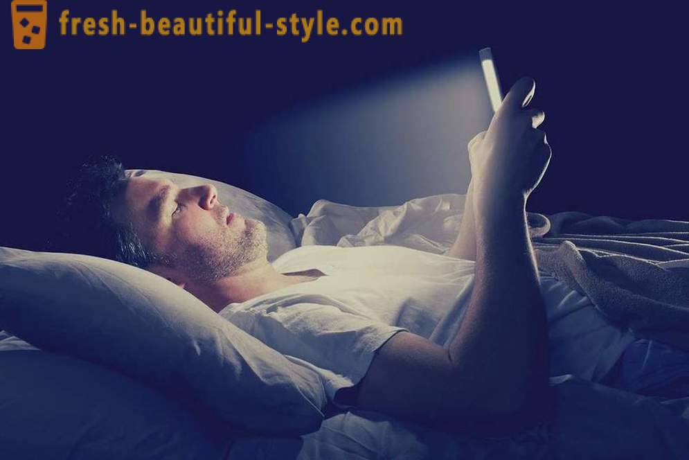 Wetenschappers hebben de redenen ontdekt waarom je niet kunt slapen met je smartphone