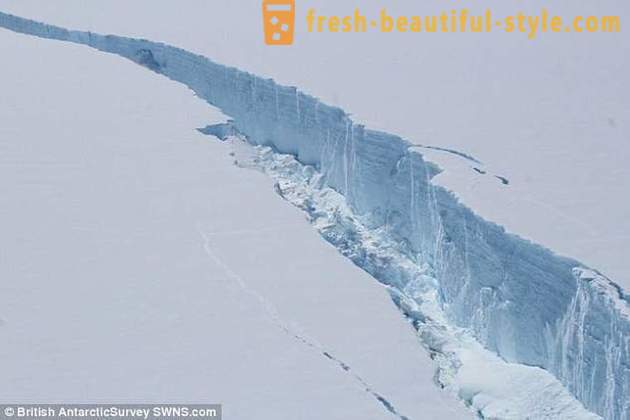 IJsberg van Antarctica brak een oppervlakte van meer dan twee van Moskou