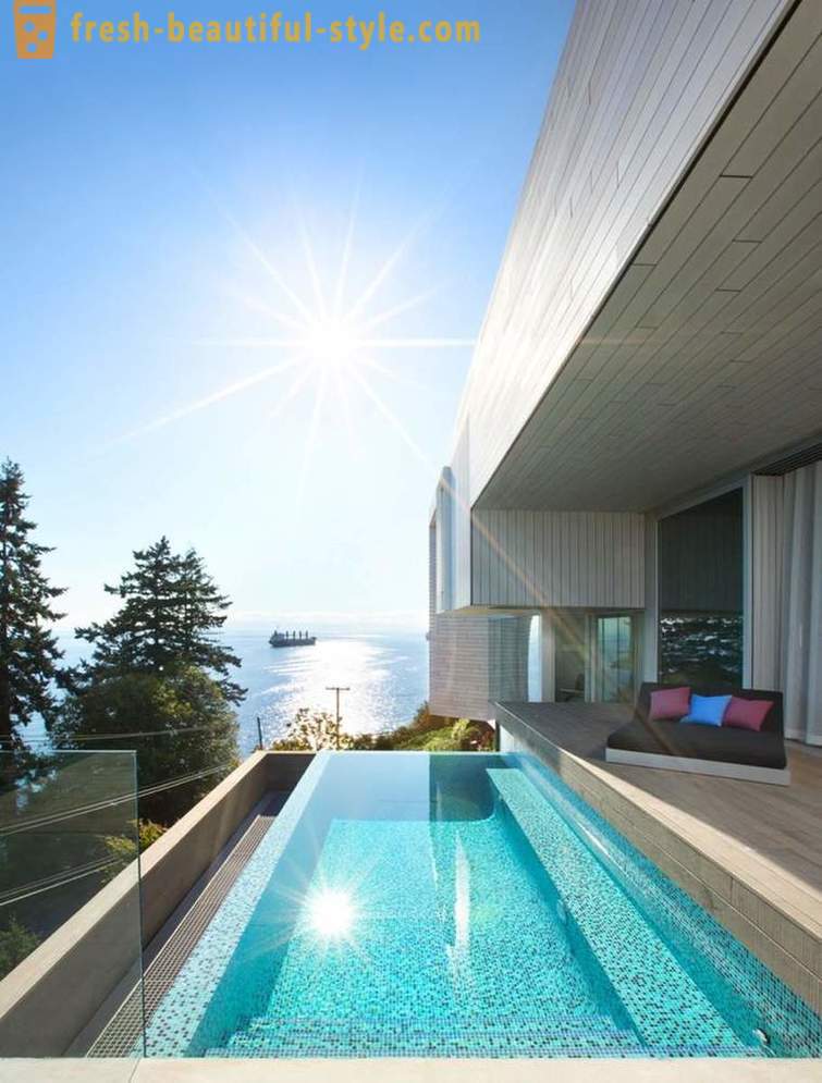 De architectuur en het interieur van het huis door de oceaan in West Vancouver