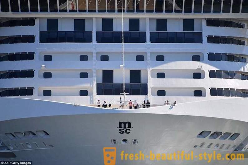 De lancering ceremonie van een gigantische cruiseschip Maraviglia