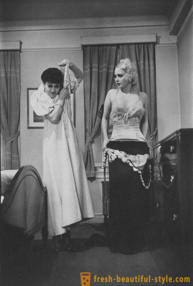 Hoe uit te kleden in de slaapkamer: instructie in 1937 voor vrouwen
