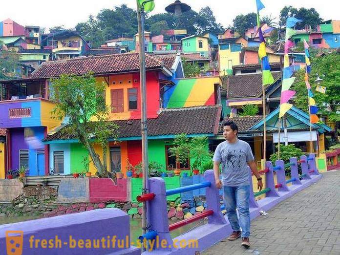 Huizen in het Indonesische dorp geschilderd in alle kleuren van de regenboog