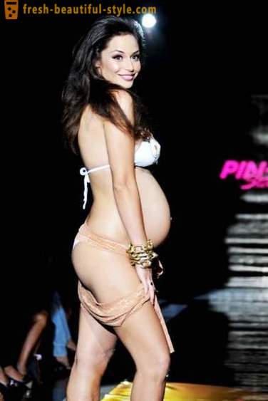 Verontreinigen in een interessante positie: Irina Shayk en andere zwangere model die moedig meenam naar het podium