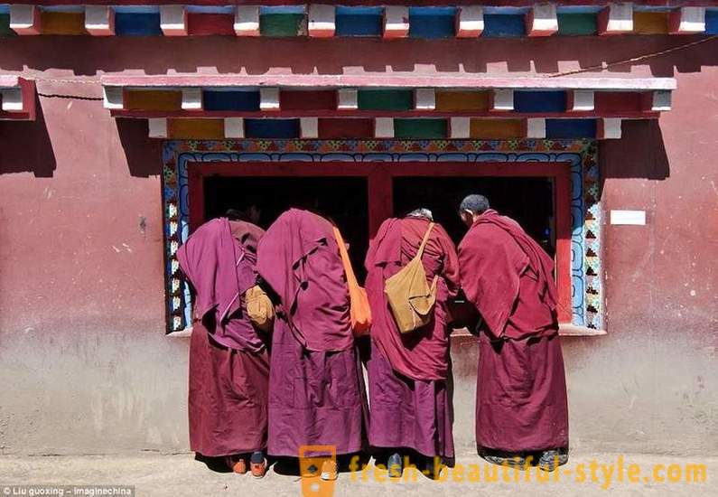 De grootste boeddhistische Academy in de wereld voor 40.000 TV monniken verboden, maar toegestaan ​​iPhones