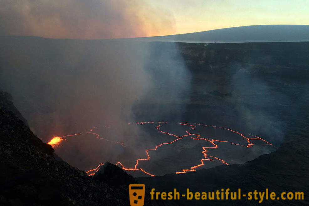 Vulkanische lava stroomt van Kilauea Hawaï