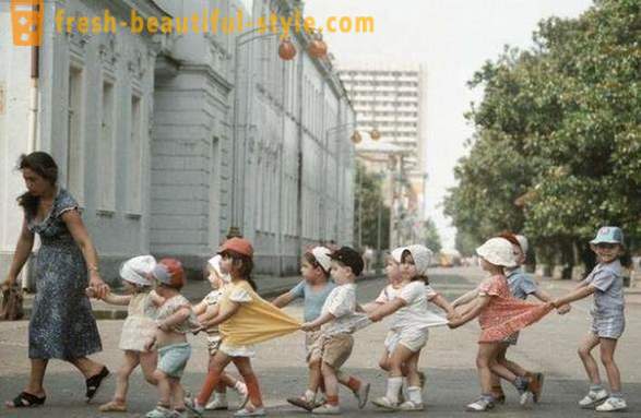 Sovjet-kleuterschool voor een wandeling