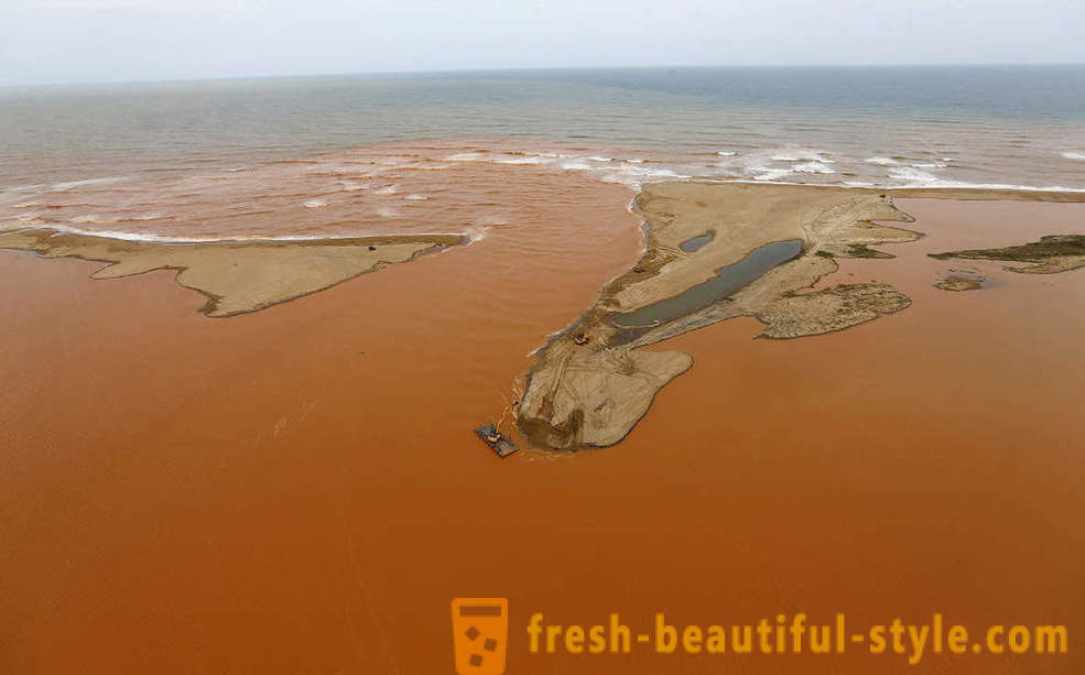 Rode modder in de Atlantische Oceaan