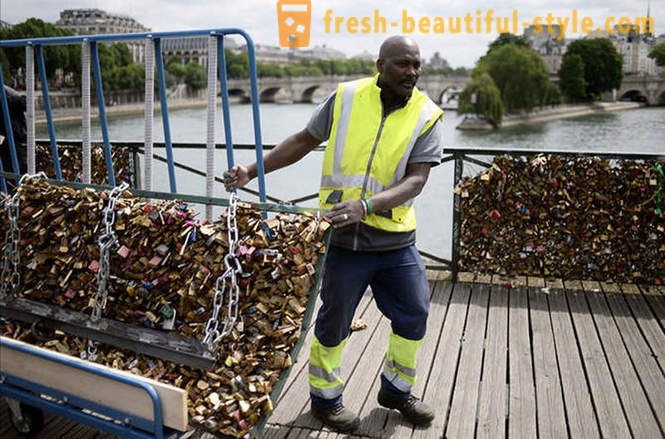 Miljoen bewijzen van liefde uit de Pont des Arts in Parijs
