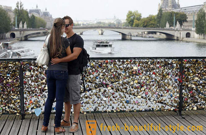 Miljoen bewijzen van liefde uit de Pont des Arts in Parijs
