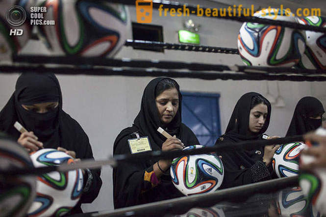 De productie van de officiële WK 2014 ballen in Pakistan
