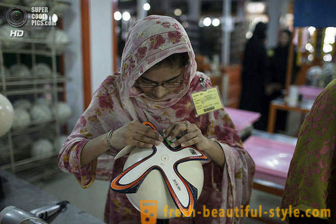 De productie van de officiële WK 2014 ballen in Pakistan