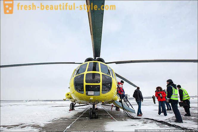 Vliegende per helikopter Mi-8 op sneeuw Surgut