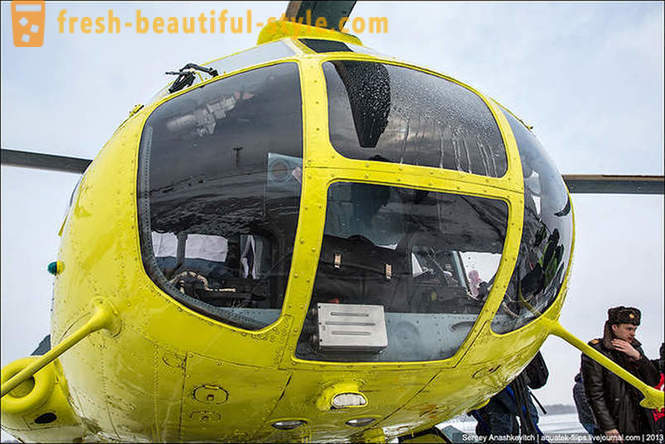 Vliegende per helikopter Mi-8 op sneeuw Surgut