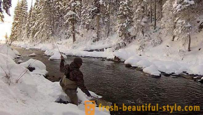 Winter vissen in de rivier de Ob in Barnaul