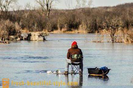 Winter vissen in de rivier de Ob in Barnaul