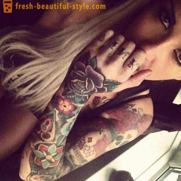 Vrouwen tatoeage op zijn arm: aantrekkelijk uitdrukking