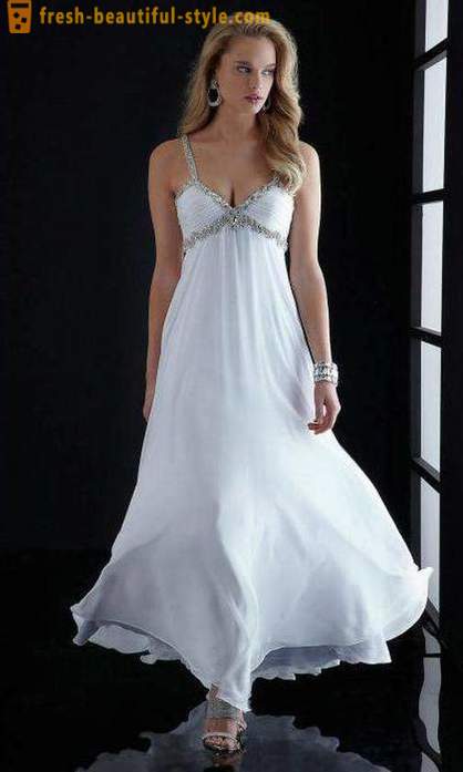 Lange witte jurk - een speciaal onderdeel van de garderobe van vrouwen
