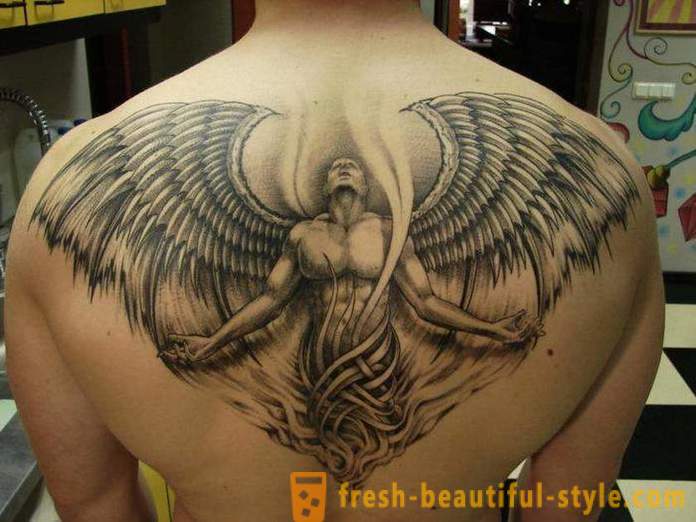 Men's tattoo op zijn rug: pros, cons en opties schetsen.
