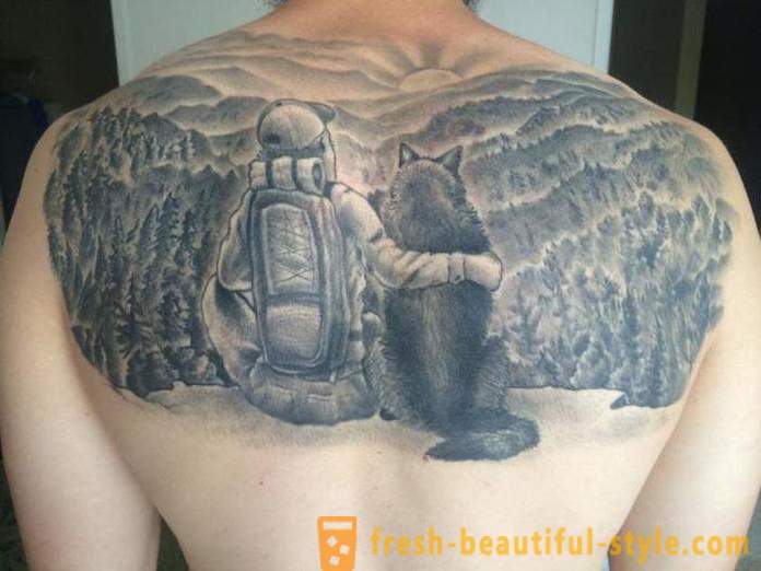 Men's tattoo op zijn rug: pros, cons en opties schetsen.