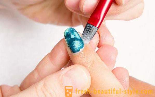 Liquid edelstenen op je nagels. unieke manicure