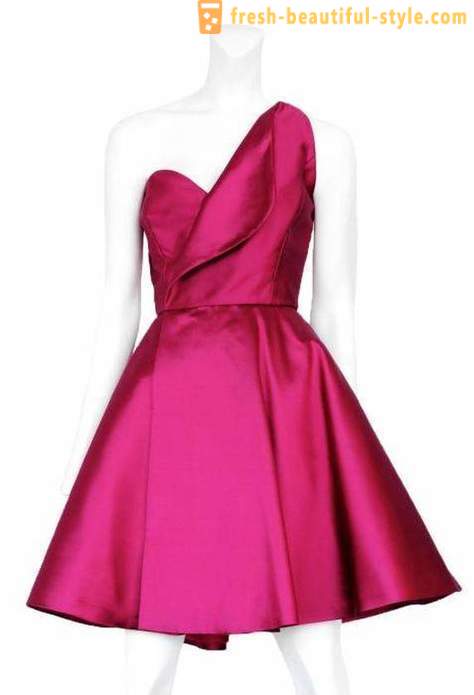 Roze jurk als een fundamenteel element van de kast