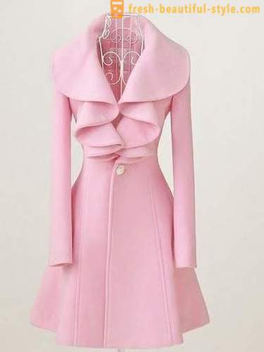 Roze jurk als een fundamenteel element van de kast