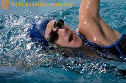 Tips voor degenen die geïnteresseerd zijn in het zwemmen: hoe te kruipen