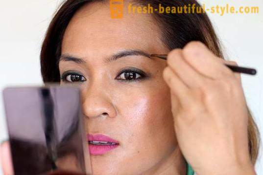 Middelen voor het creëren van de perfecte make-up: oogschaduw wenkbrauwen